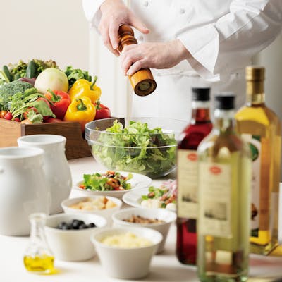 自分好みのトッピングで仕上げるカスタマイズサラダ