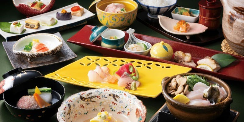 【美味佳肴  彩月】季節食材を味わう一品や黒毛和牛と海老芋の蓋物、旬の魚介を生かした温物など充実の会席