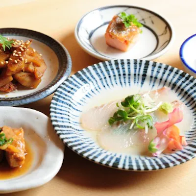 羽田市場で取り寄せる旬の鮮魚を地酒とともに