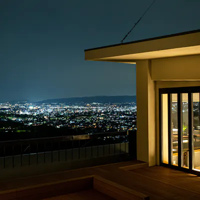 暮れてゆく奈良の町並みを一望。夕暮れより刻々と表情をかえてゆく夜景に心酔いしれて ください。