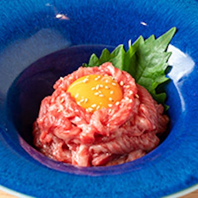 新鮮なホルモン、肉寿司など豊富なメニュー