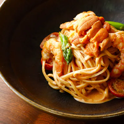 季節の食材を使用した華やかなお料理と豊富に揃えられたティーセレクション