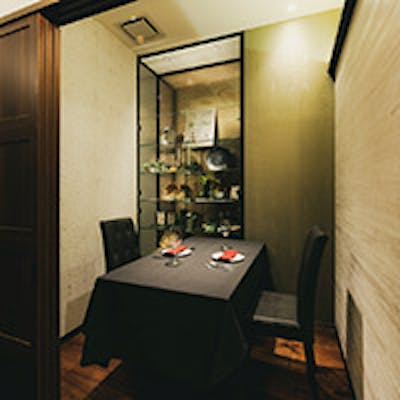 ゆっくり過ごせる上品な個室、モダンな空間