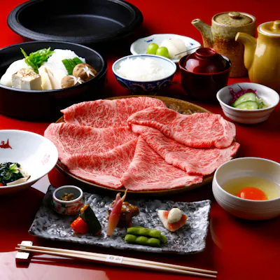 極上のすき焼き、しゃぶしゃぶに舌鼓