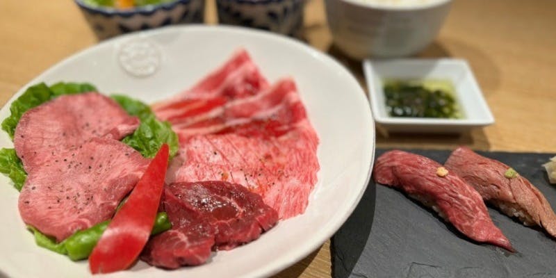牛肉寿司2種と名物の牛タン含む焼肉4種が楽しめる横浜限定ランチセット