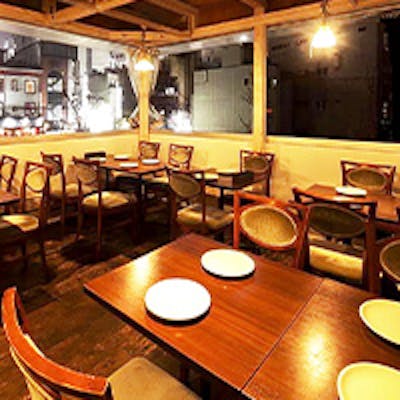 ウッドテイストで暖かみのある店内