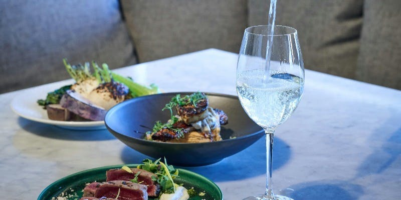 【平日限定！昼飲みフリードリンク付ランチ】当日選ぶメイン＋前菜やパンブッフェ＆フリードリンク90分