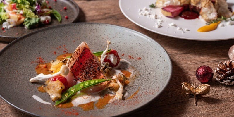 【Xmas2025】牛フィレ肉や金目鯛の薪火焼きなど豪華ランチコース　パン＆ドリンクビュッフェ付き