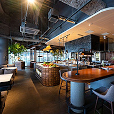 「公園」をテーマにした自然あふれる開放的なダイニング