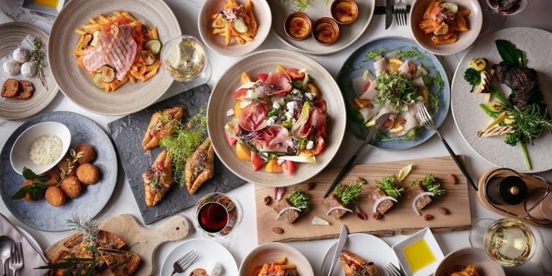 彩り豊かに並べられたスタイルキッチンの料理