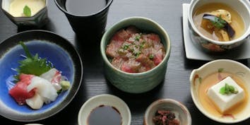 【平日限定・飛騨牛ミニ御膳】お造り、蒸し物、飛騨牛ミニ丼など全5品 - 日本料理 小や町
