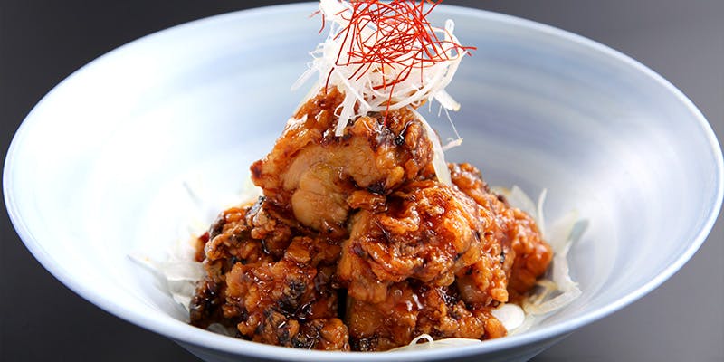 白い器に盛られた黒酢とり唐揚げ