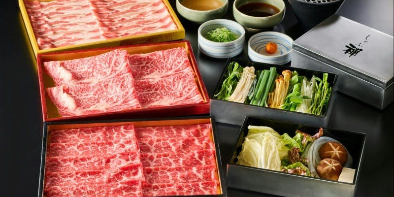 【三種のお肉のすき焼き食べ放題】（黒毛和牛赤身肉・国産牛リブロース・岩中豚バラorロース）