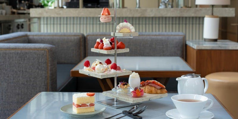 ベルベットな銀世界　いちごのアフタヌーンティー