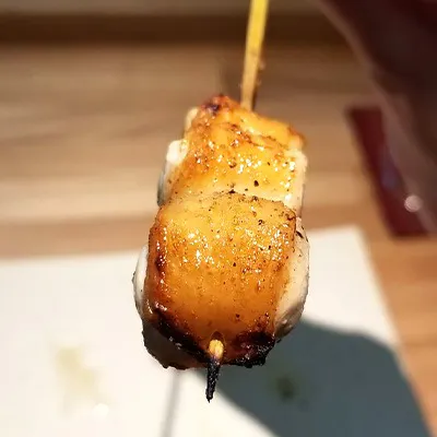 新鮮な鶏肉を串焼きに