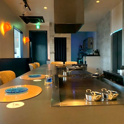 カウンター席のみの大人の隠れ家