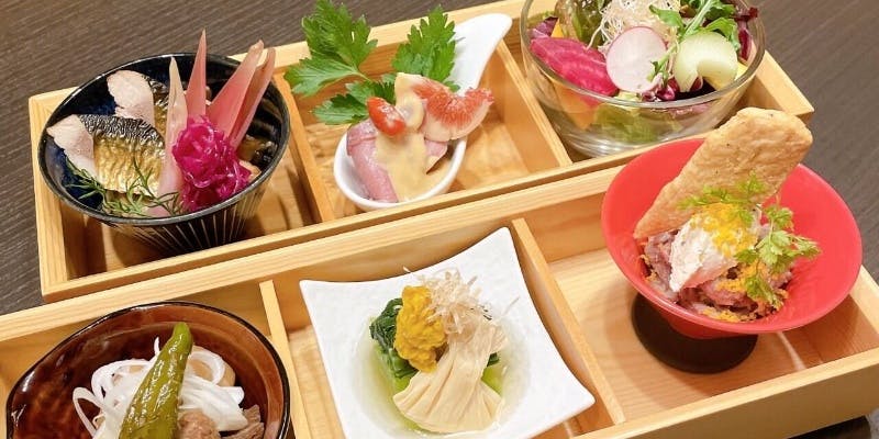 【美食ランチ】季節の前菜6種と選べるメイン〆は日本蕎麦（1日5組限定）