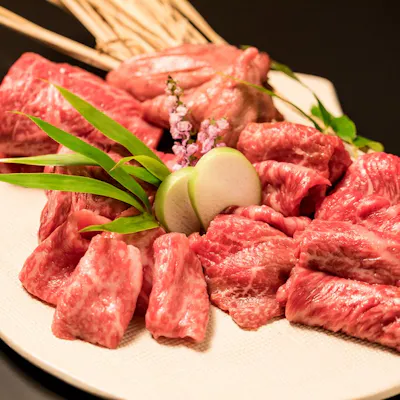 黒毛和牛”雌牛”を一頭使用。良質な肉質と脂・上品で奥深い旨味をお楽しみください。