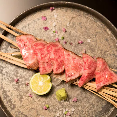 お料理に寄り添うワインや日本酒を多数用意。様々なマリアージュをお楽しみください。