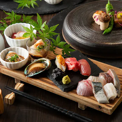 毎朝市場に出向き、仕入れた魚を使用