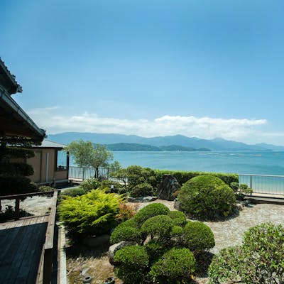 目下に広がる海を眺めながら