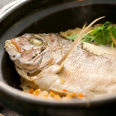 明石・徳島の天然鯛を丸ごと土鍋炊き