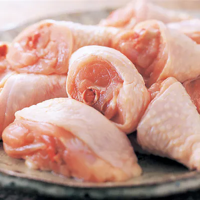 美味しさへのこだわりは素材から…自ら育てた九州産「華味鳥」