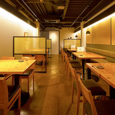 白を基調とした清潔感溢れる店内