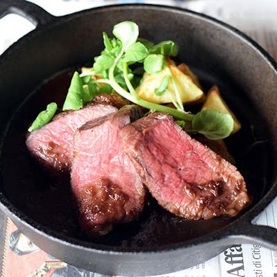 備長炭で調理する厳選された肉料理