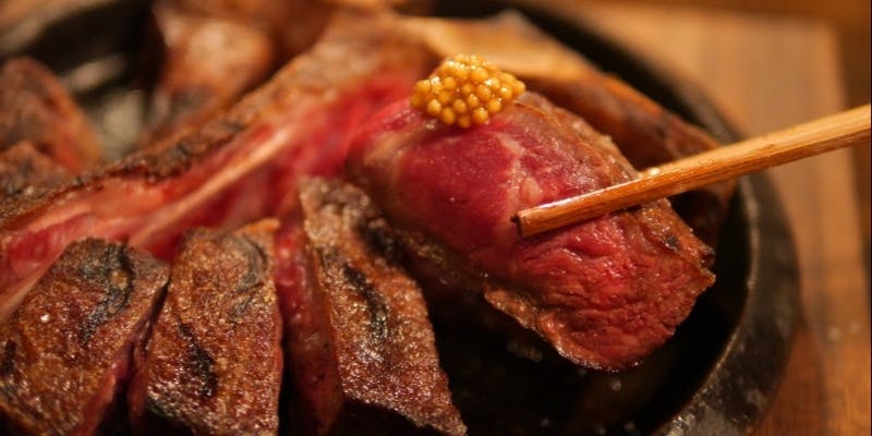 【飲み放題コース】骨付きステーキと当店人気の肉料理を堪能いただける全7品（日～木曜日限定）