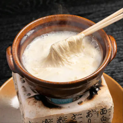 緑滴る山々と、おだやかな風の中で、静家のゆばは作られています