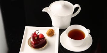 【ケーキセット】選べるケーキ、コーヒーまたは紅茶付き - ル カフェドゥ ジョエル・ロブション 日本橋高島屋店