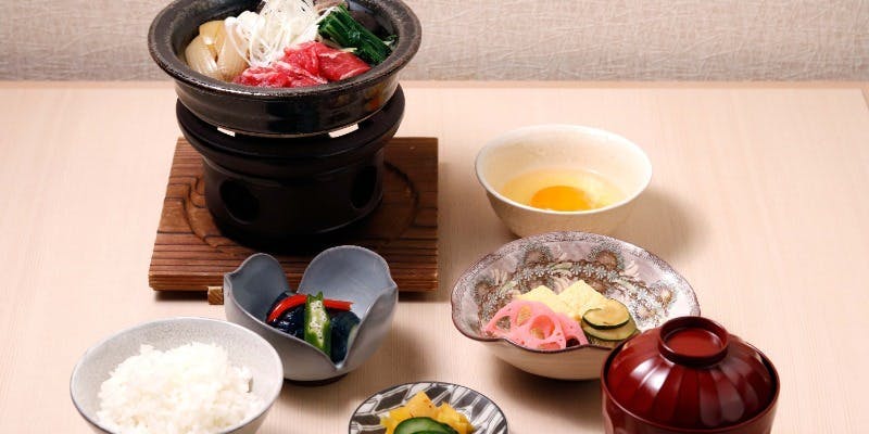 【すきやき膳】牛すきやき鍋・生卵・小鉢二種・ご飯・味噌汁・香の物・甘味