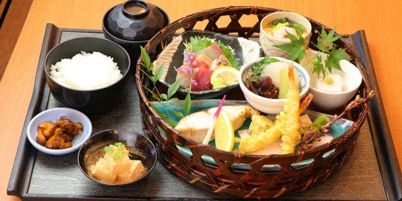 【魚舟籠盛り御膳】ご飯と味噌汁おかわり自由！お造り、天ぷら、焼物など全9品