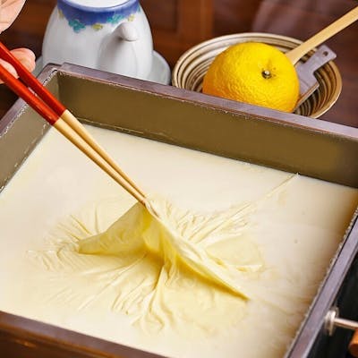 目の前で引き上げる出来たての湯葉