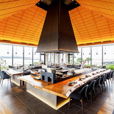 三方向が一面ガラス張りの開放的な空間