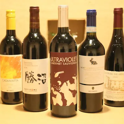 豊富に取りそろえる日本酒とワイン