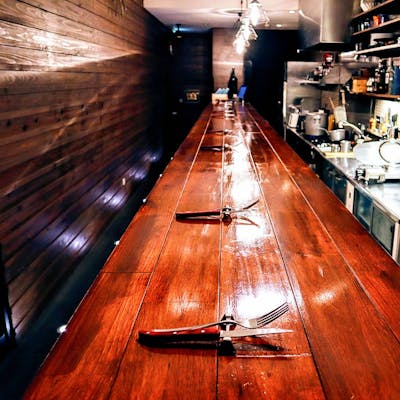 カウンター席のみの、大人の隠れ家