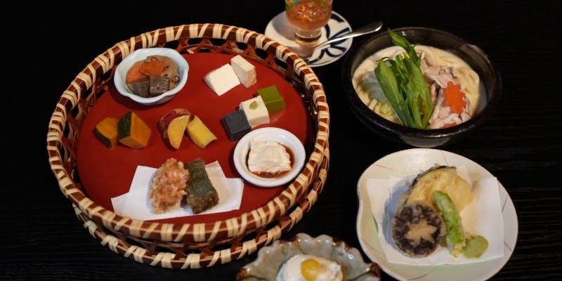 【酒粕うどんランチ】酒粕うどん、天ぷら、おばんざいからデザートまで全5品