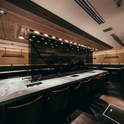 『HOTEL』のロビーラウンジを思わせる賑やかさと温かさ