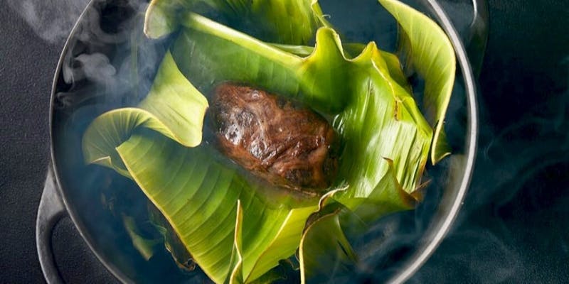 葉物野菜にのった肉料理