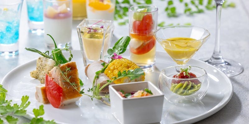 野菜をつかった料理がテーブルに並べられている様子