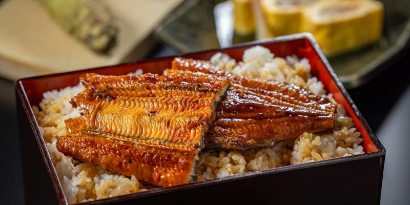 ‘‘浜名湖産うなぎ御膳‘‘ つる家自慢のタレがしみ込んだ御飯の上に、香ばしく焼き上げた鰻が絶品