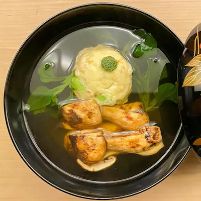 伝統と独自の華やかさが見事に共存する懐石料理