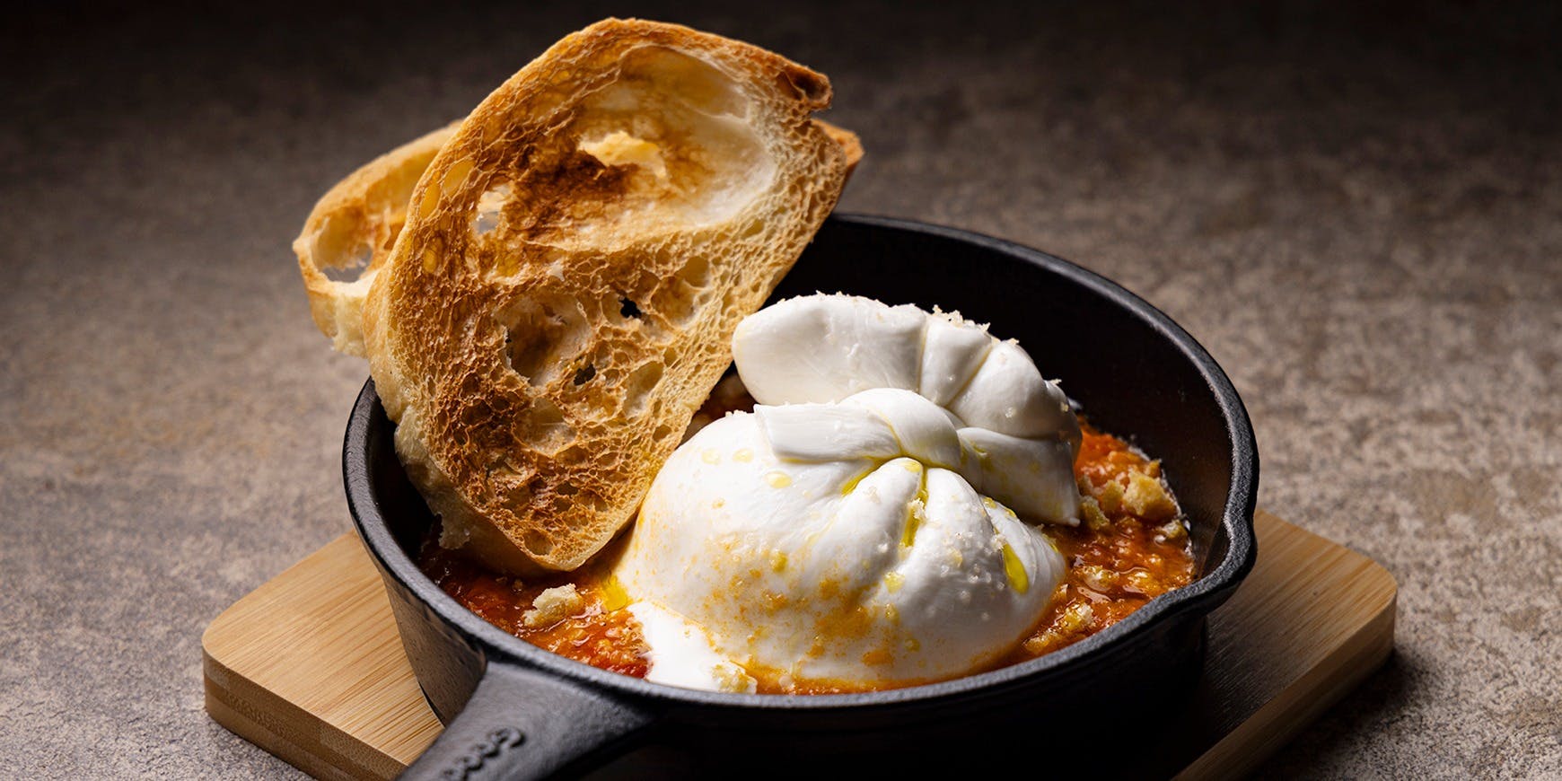 District Brasserie, Bar, Lounge（ディストリクト ブラッスリー バー ラウンジ）