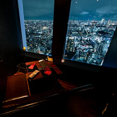 新宿を一望できる特別空間で夜景を独占