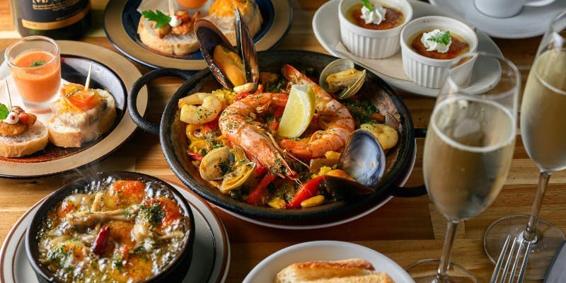 【土日祝限定！コースA】前菜にアヒージョ、選べるパエリア等カジュアルコース＋1ドリンク！