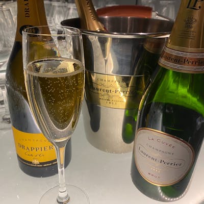 当店がセレクトしたシャンパンはグラスでのご販売をしております