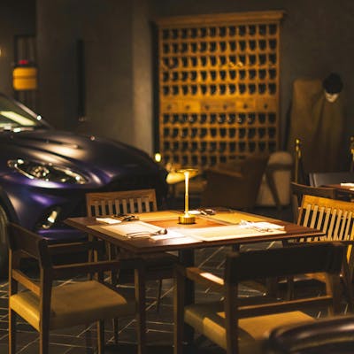 アストン・マーティンを展示しております