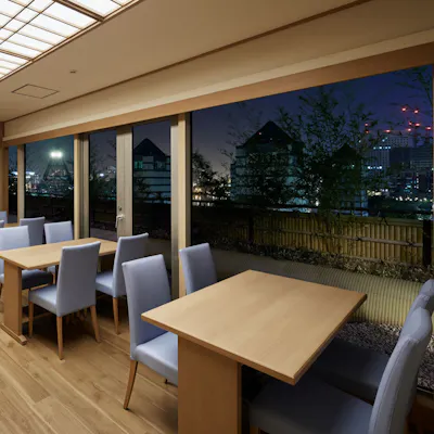みなとみらいの景色が一望できる店内